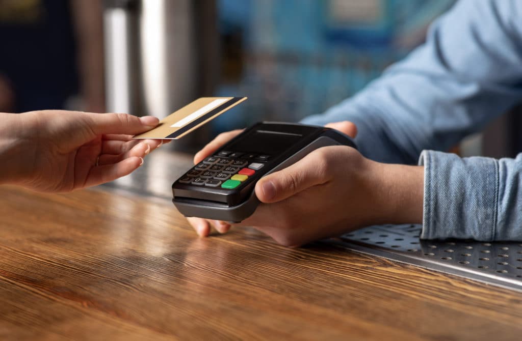 kontaktloses bezahlen per NFC mit dem Handy per Karte oder Smartphone